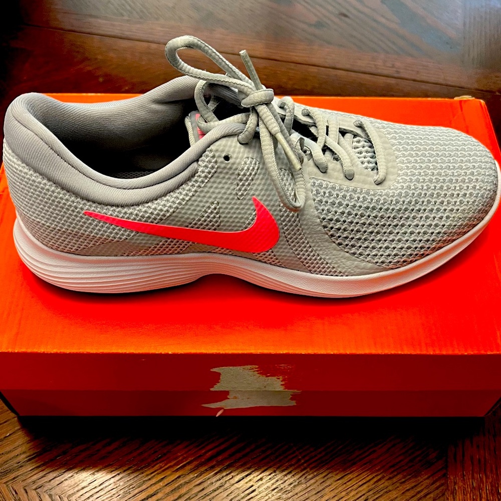 Nike Revolution 4 Sz 9